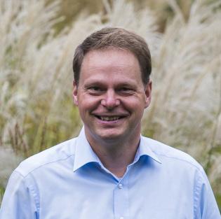 Cassian Schmidt DESIGNER, PROFESSOR, AUTHOR, LECTURER DIRECTOR OF HERMANNSHOF GARDEN,WEINHEIM New perspectives in design and maintenance of habitatbased perennial plantings