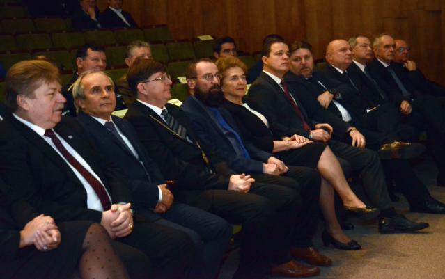 Ünnepelt a megye Ünnepi közgyűlés Siófokon Ünnepélyes keretek között, katonai tiszteletadás mellett vonták fel 2019. január 4- én, Somogy megye lobogóját a Vármegyeházára.