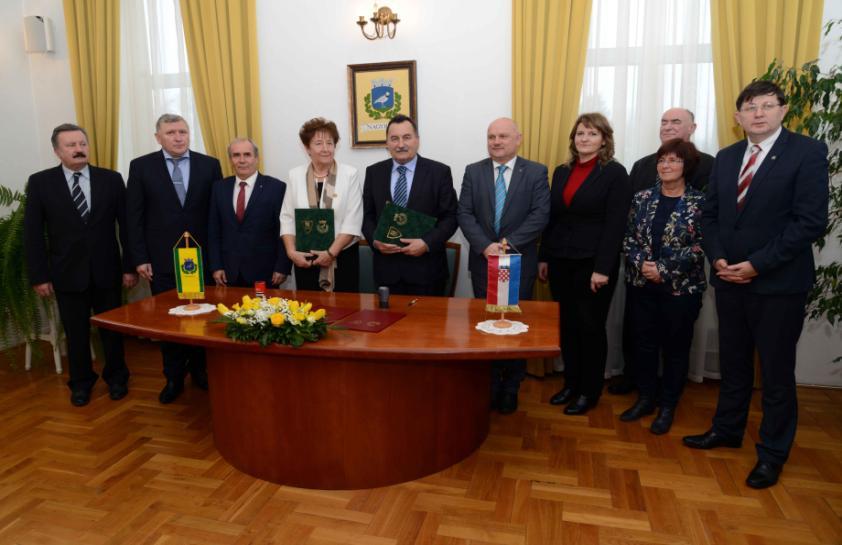 Az aláírást megelőző ünnepségen köszöntötte a megjelenteket Czeferner Józsefné, Nagybajom város polgármestere, valamint Mirko Perok, Virje község polgármestere, továbbá beszédet mondott