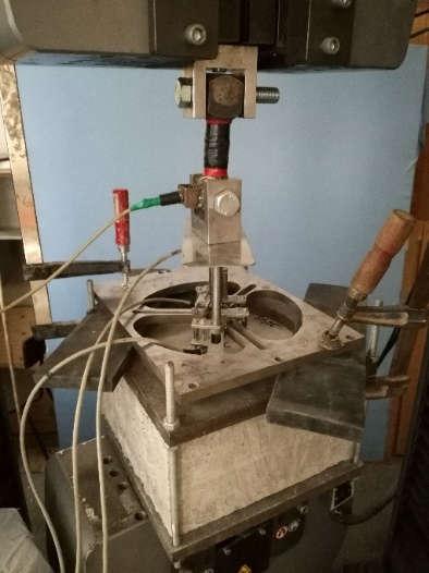 7. ábra Kihúzó kísérlet kialakítása 4. NUMERIKUS HŐTERJEDÉS VIZSGÁLAT A laboratóriumi kísérleteket kiegészítve numerikus hőtechnikai analízist is végeztünk egy végeselemes programmal.