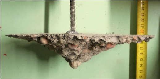 A tönkremenetelekből látható, hogy a ragasztó és a tűzterhelt beton között is ki tudott alakulni olyan erősségű adhéziós kötés, ami a beton kúpszerű tönkremenetelét okozta. 10. ábra.