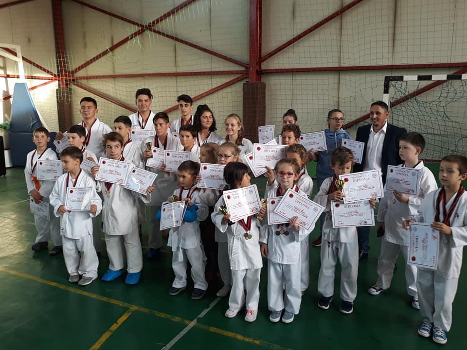 Remember Cup SPORT November 10-én Maroshévízen volt megtartva a hagyományos Remember Cup elnevezésű karate kupa, melyre hét csapat, 115 versenyzővel nevezett be.