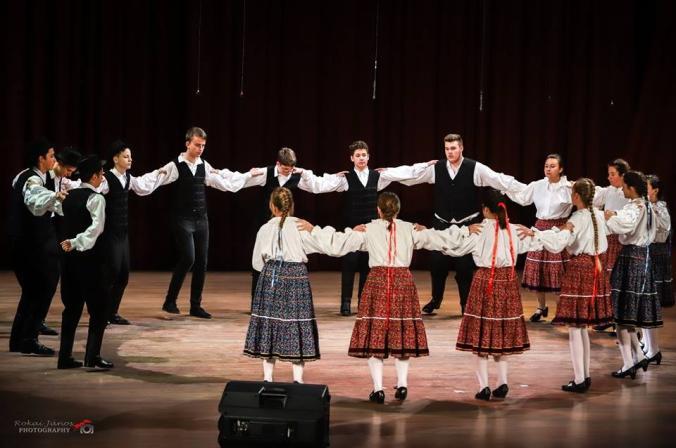 beleüssem a fejem. A folyosó is nagyon szűk és alacsony volt mindenütt, a szobák őrzik a régi idők hangulatát. A vár építészeti stílusa gót.