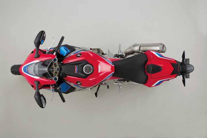 VERSENYZÉSRE, SZÜLETETT ÉS GYŐZNI ÉRKEZETT A CBR1000RR Fireblade SP2 közúton is használható, versenyzésre kész modell, mely a Fireblade SP műszaki alapjaira épül.