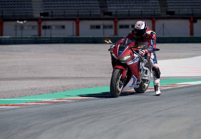 A KIEGYEN- SÚLYOZOTTSÁG EREJE A Honda Fireblade SP a Next Stage Total Control filozófia jegyében látott napvilágot.