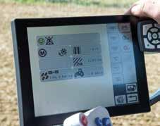 A vetőgép egyes funkciói kényelmesen vezérelhetőek a traktor fülkéjéből a Solitronic kijelző használatával.