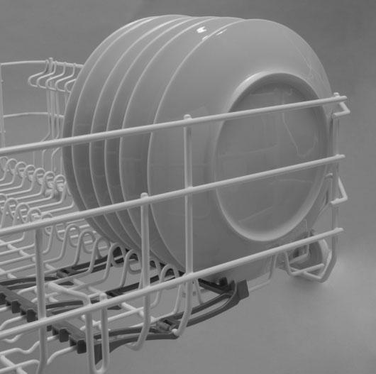 Smaller plates (used for dessert plates for example), can also be placed into the lower basket as shown in the figure 5, with the support flap placed outwards ("B").