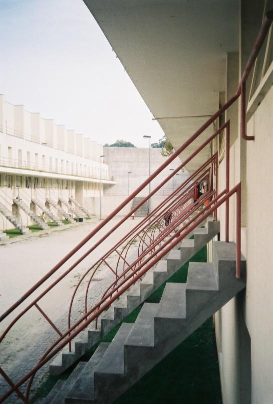 Párhuzamos történetek Olvasókönyv szociális lakásépítési kísérlethez Alvaro Siza portói Bouça épületegyüttese kapcsán Rádler Luca Konzulens: Vukoszávlyev Zorán PhD Az 1974-es demokratikus átalakulás
