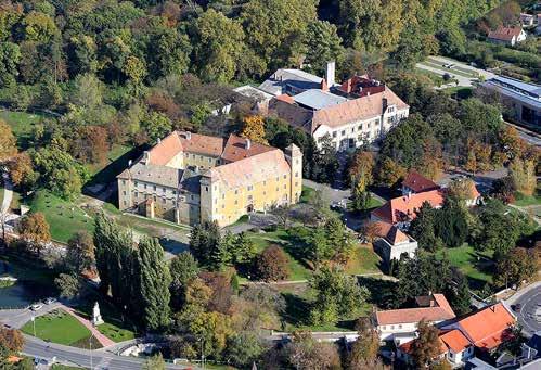 Egyik tornyában raboskodott az ifjú Hunyadi Mátyás, de őrizték falai között a Szent Koronát is.