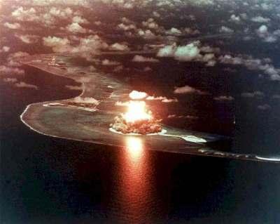 Ebben a fejezetben elvégzek néhány számolást az atombombák pusztító erejének szemléltetésére [19] alapján. 9. ábra: A Cár-bomba robbantása másik felvétele. (https://wienmandu.wordpress.