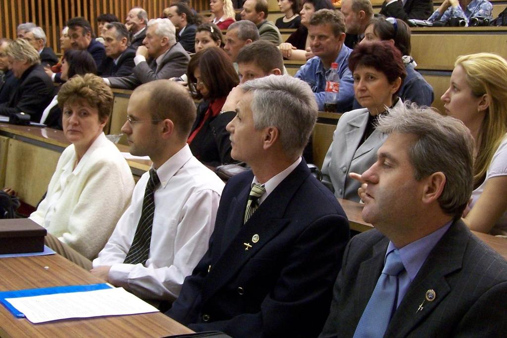 Az első sorban ülnek: Lányi Aladárné Valter Róbert Fehérvári Tamás+