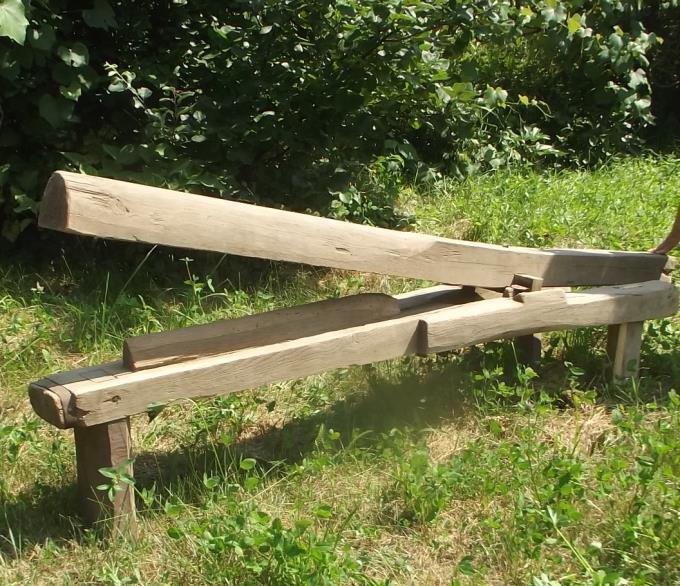 Következett a törés. Tekintettel arra, hogy ez nehézfizikai munka volt, ehhez a férfiak segítsége kellett. Nagyon sokszor a szomszédok, rokonok segítettek egymásnak. A törés síkálóval történt.
