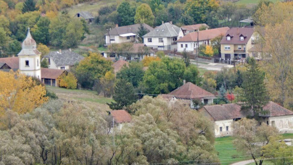 Az eredeti telepítés az utcára merőleges jelleget mutatott, mely az újabban épült épületek esetében néha már megváltozott.