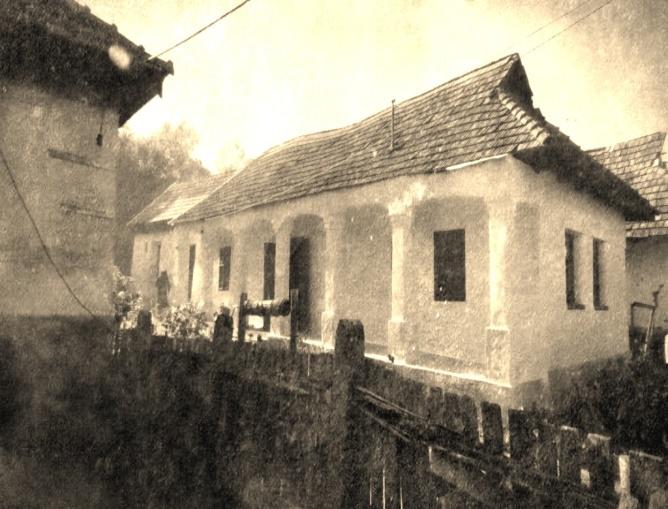 Az oszlopok fából, vagy égetett téglából készültek.