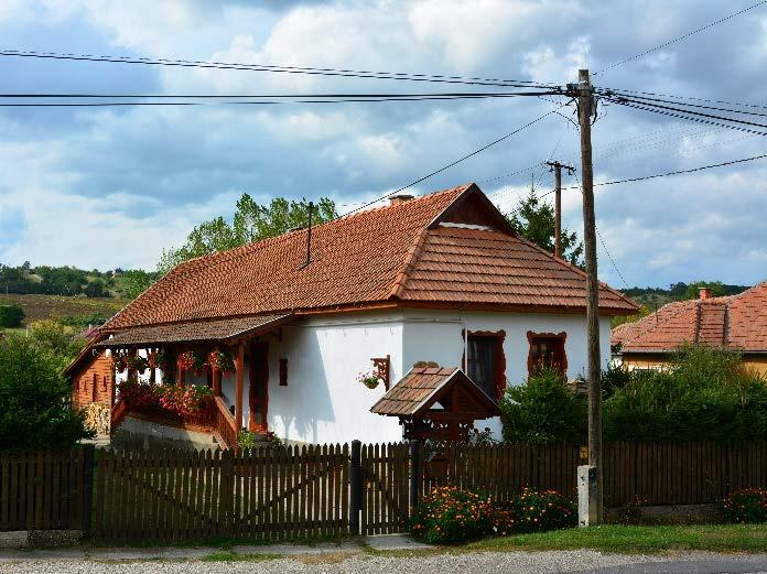TETŐHAJLÁSSZÖG A községben a meglévő lakóépületek tetőhajlásszöge