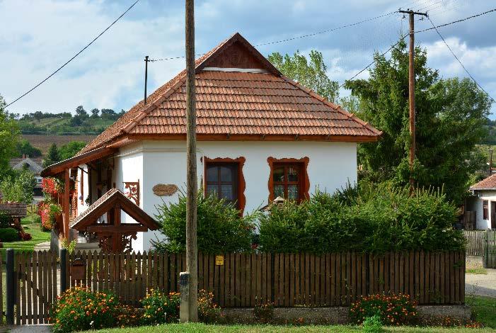 századi palóc parasztházat. Ezeknek az épületeknek a homlokzatkialakítása már sokkal változatosabb.