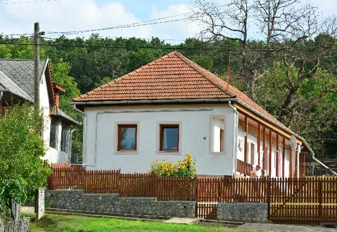 Arányukban, léptékükben viszont hasonlóak. Tornáccal, osztott faablakokkal épültek.