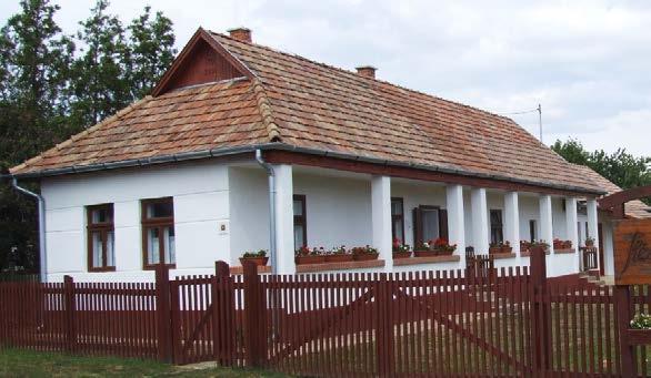 Ne változtassuk meg a homlokzat karakterét más méretű, osztású nyílászáróval, de az utcai homlokzaton ne is falazzunk be ablakot.