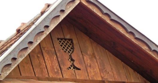 A javasolt, illetve a kerülendő megoldásokat fotókkal, ábrákkal