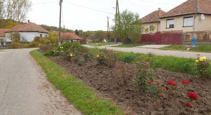 Itt és a falu Hegymeg felőli oldalán is találhatunk egy-egy buszmegállót, melyek a hagyományos lakóházak tetőformájában,
