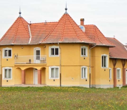 A község Sáppuszta felőli oldalán a patak mentén kétoldalt széles zöld sáv található, így két párhuzamos utca alakult ki, melyek a közösségi ház mögött találkoznak, majd X -alakot képezve újra