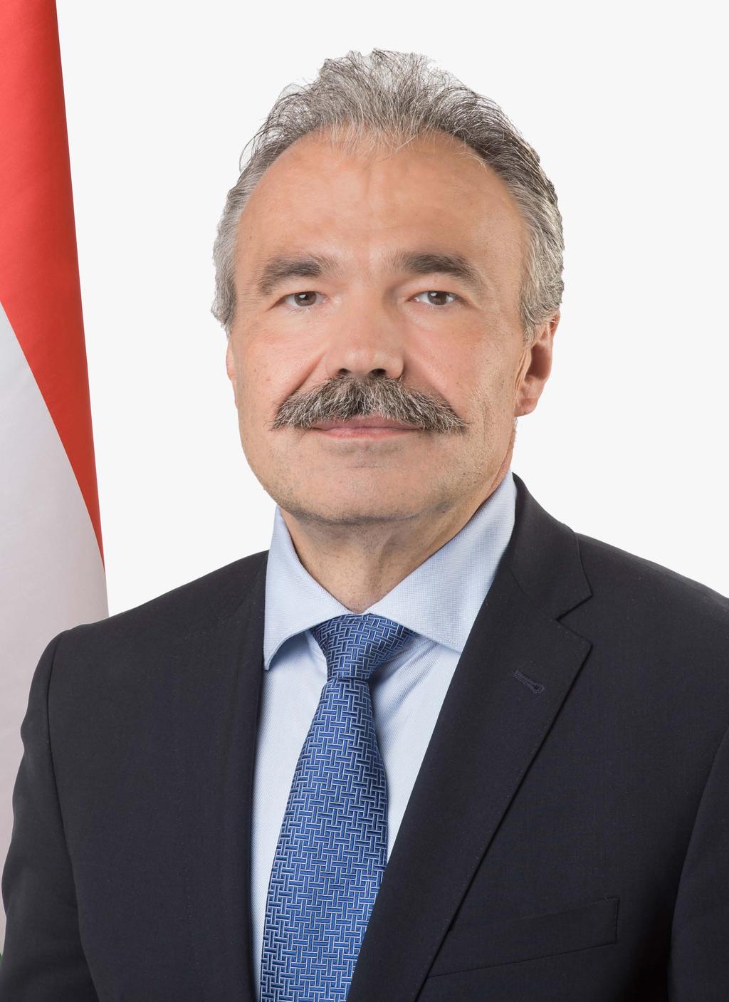 2 3 TISZTELT GAZDATÁRSAK! Jól tudom, hogy a mezőgazdasági munka milyen széles körű tudást és milyen felelős hozzáállást kíván.