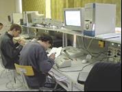a számítógépet a tervezés, mérés, a műszaki dokumentálás során. Rendelkezik irányítástechnikai ismeretekkel, képes mechatronikai rendszereket működtetni, PLC-t programozni.