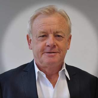 (Lewis Caroll) Bőczi Ervin Közgazdász Személyiségeket nem a szép beszéd formál, hanem a munka és az egyéni teljesítmény.