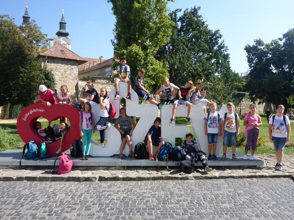 Osztálykirándulás 5. osztály Kirándulásunk első helyszíne a várpalotai a Thury-várban volt. Egy nagyon izgalmas és tartalmas vezetés révén ismertük meg a vár történetét, falait.