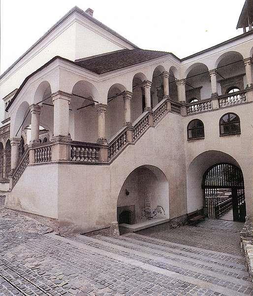 az 1647-ben elkészült Lorántffy - loggiával azonos stílusú!