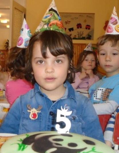 A kicsik csendben várták Őt egy szál tulipánnal a kezükben és egy kedves Halász Judit dallal tették emlékezetessé ezt a napot számára.