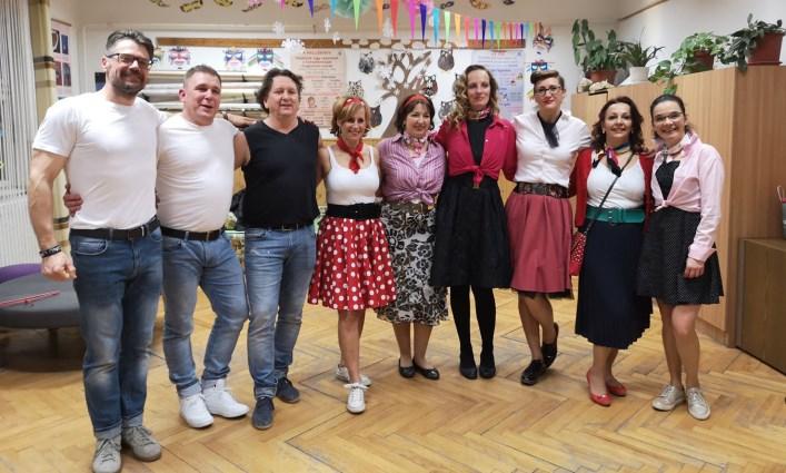 A Grease című musical zenéjére készítette és tanította be a koreográfiát a táncosoknak Mezeyné Verő Katalin. De mások is készültek műsorral, jelmezzel.