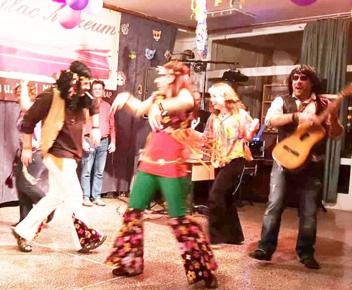 A fellépők után a retro disco zenéjére táncolhattak a résztvevők, majd éjfélkor következett a tombolasorsolás.