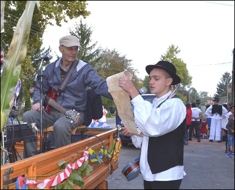 IX. ÉVFOLYAM X SZÁM 3 Szüreti mulatság Szeptember utolsó szombatján megrendezésre került a hagyományokhoz hű szüreti mulatság.