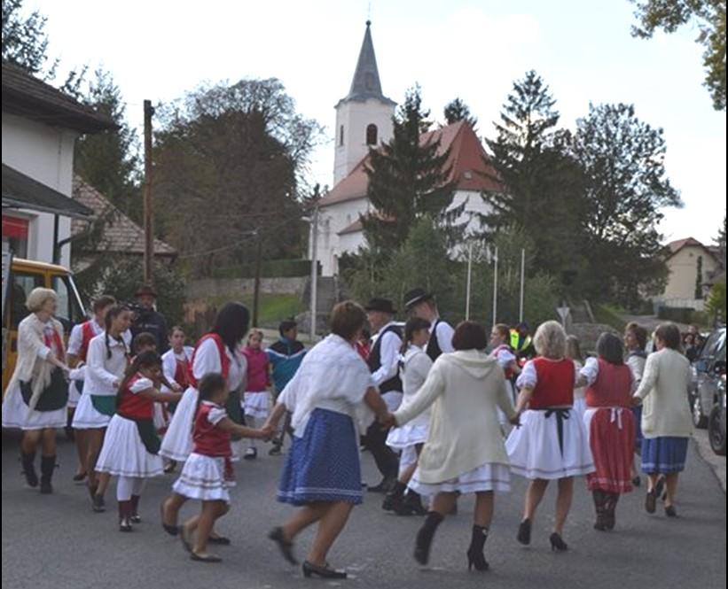 Itt még fürgén ugrottunk le az autókról és rögtön táncra is perdültünk. A Jókai út tetején megjelentek az első kíváncsi lakók is.