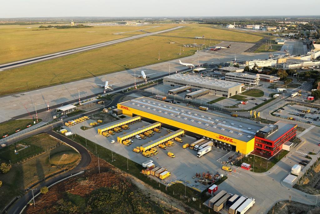 Szárnyalnak a logisztikai beruházások a repülőtéren - TNT és DHL bázisok 2017 nyarától DHL Express 13,000 m2 logisztikai bázis Hozzávetőleg 300