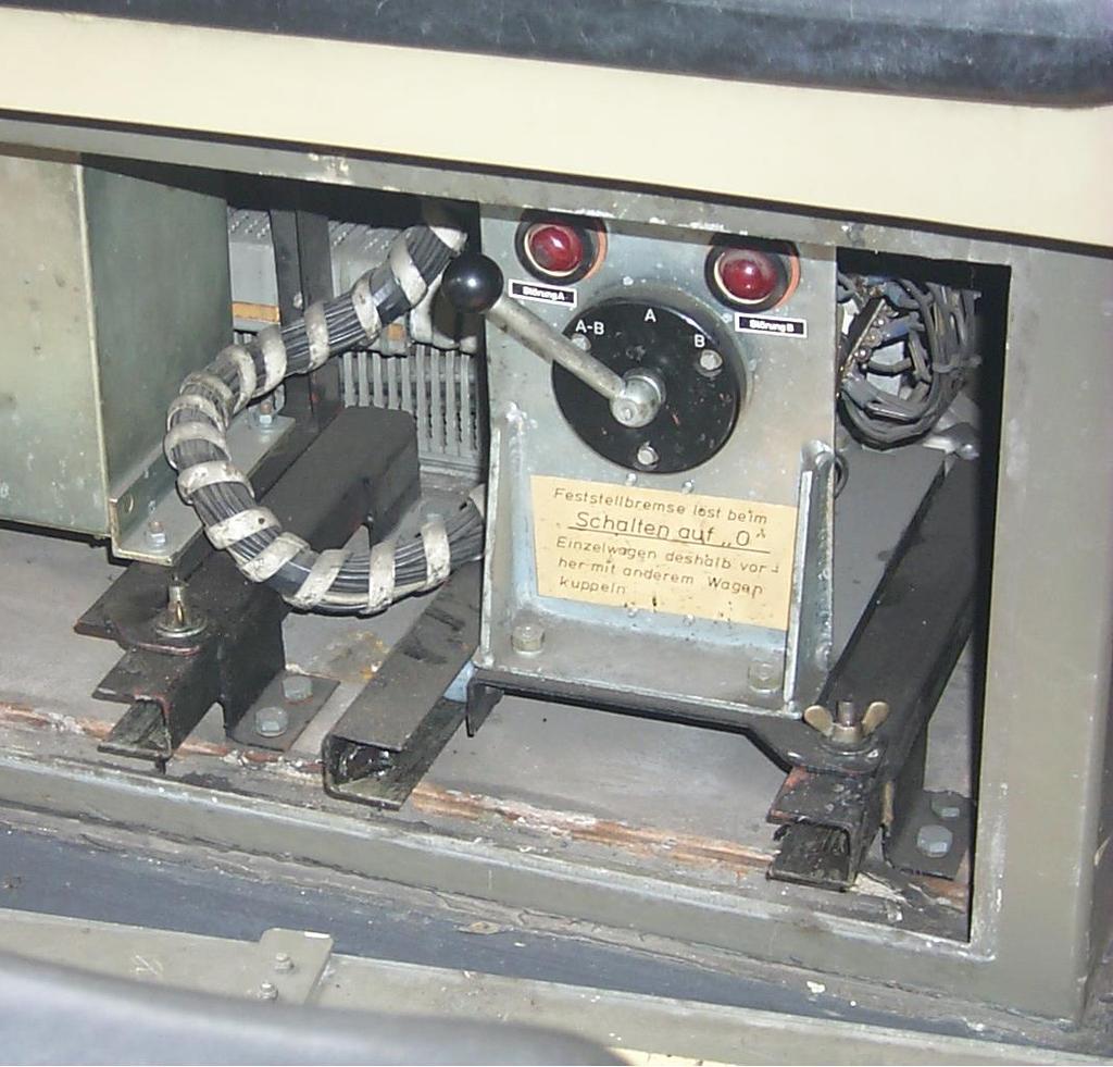 51. ábra: A járműselejtező kapcsoló Amennyiben mindkét lámpa világít, úgy feltehetően mindkét motor meghibásodott. Ekkor kell 0 állásra kapcsolni a kart.