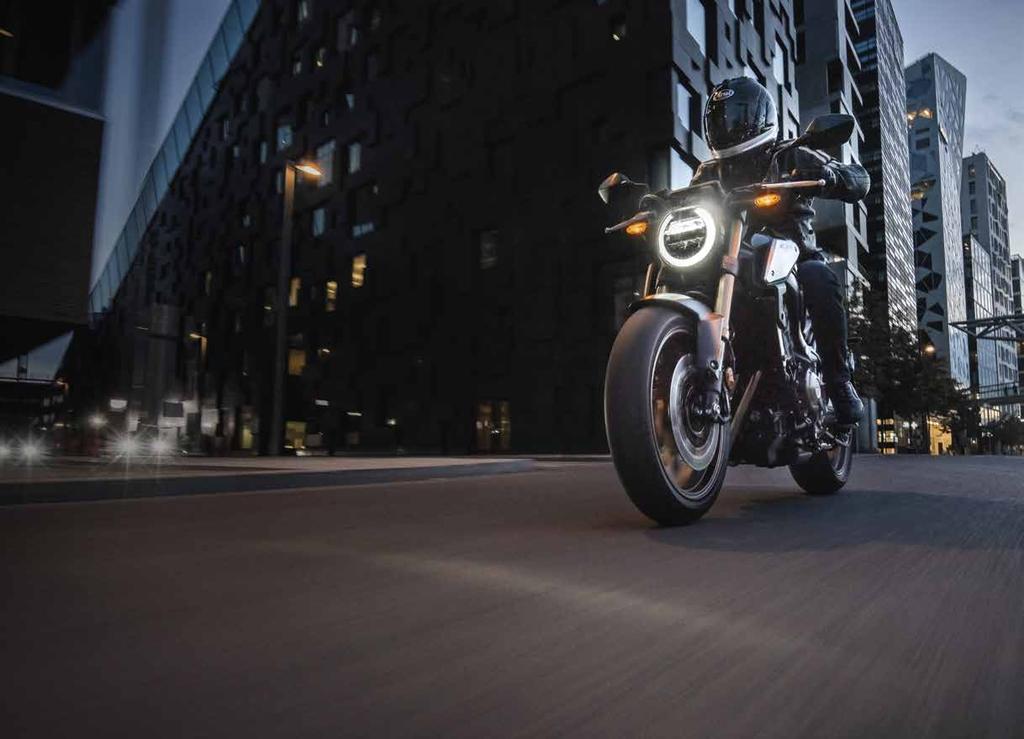 3. A2-ES JOGOSÍTVÁNNYAL IS VEZETHETŐ Hogy a CB650R nyújtotta élményt az A2-es jogosítvánnyal motorozók is megízlelhessék, a modellt 35 kw-os változatban is forgalmazzuk.
