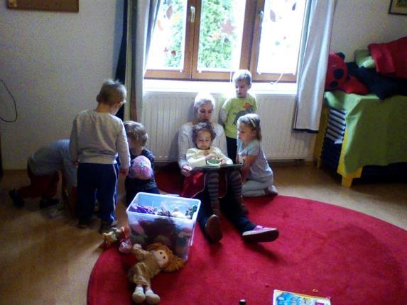 Ebben van segítségünkre állandó angol anyanyelvű kisegítőnk, valamint a külföldi gyermekek is.
