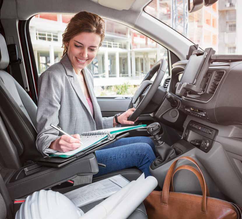 KÉNYELMES MUNKAKÖRÜLMÉNYEK MOBIL IRODA A Citroën Jumpy vezetőfülkéjét amolyan mozgó irodának tervezték. A forgatható íróasztalkának* hála kényelmesen dolgozhat laptopján vagy munkadossziéin.