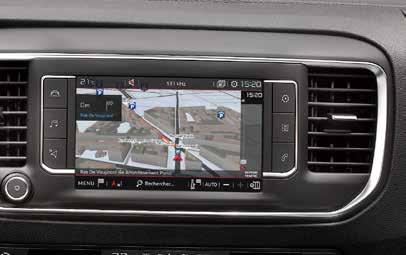 3 A Top Rear Vision* elnevezésű parkolóradar megjeleníti az érintőképernyőn a gépkocsi hátsó részének és közvetlen környezetének felülnézeti képét, és a parkolási manővert megkönnyítendő a tolatás