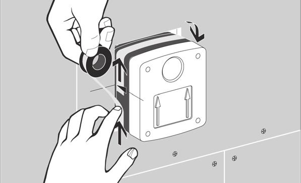 6 Construç ~ ao a seco: Montar o flange adhesivo (Ref a 01 857 00 99). Aplicar a fita adesiva junto à parede, na Masterbox limpa e seca.