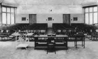 History of the refurbishment of the Department of Ophthalmology at Maria street Tanterem 1908 Belövések nyomai a déli szárnyban Műtő 1908 A felújítás pillanatai A klinika épülete 1956-ban ott kezdte