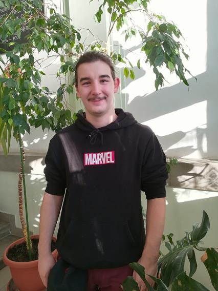 ... Forrás: https://www.soproniszinhaz.hu/eloadasok/137-a-gazdagsa%cc%81g.html Kőhalmy Kristóf: Ősz Másikat várunk. Te valószínűleg a tavalyit, Míg én valami újat, Valami mozdulatlant.