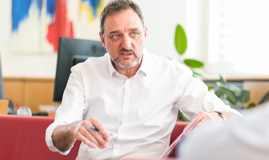 Utakat aszfaltoznak a legnagyobb hőségben is, az éjszaka közepén sütik reggelinkhez a zsemléket, vagy röviddel 20:00 óra előtt is még kasszázzák bevásárlásainkat.