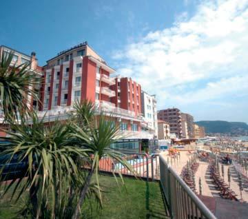 ) Lakások- ágynemű huzattal: sattv, légkondicionáló (fizetős!). Mono/3-4 fős- lehet földszinti, balkon nélküli vagy francia erkélyes, a Bilo típusok kis erkéllyel, némelyik tengeri kilátással.