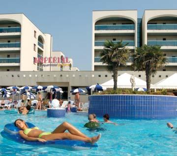 Bibione Spiaggia központi részein, egy sarokra a sétálóutcától, saját stranddal, parkolóval. Az ajánlatban az alap lakástípusok szerepelnek. Továbbiak is lehetségesek- más áron!