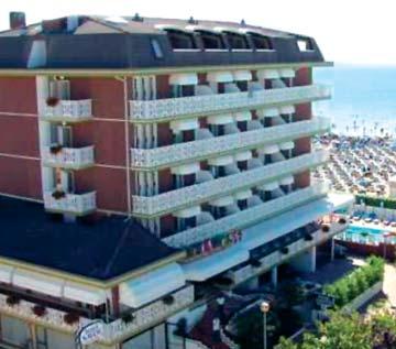 medencés szállodák és apart/hotel ellátással, Caorle mozgalmasabb nyugati vagy csendesebb keleti zónájában.