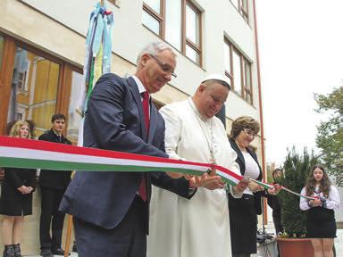 Hozzátette: az egyházi iskolák lényege, hogy hazájukat szerető és tisztelő, hazájukban megmaradó keresztény fiatalokat neveljen.