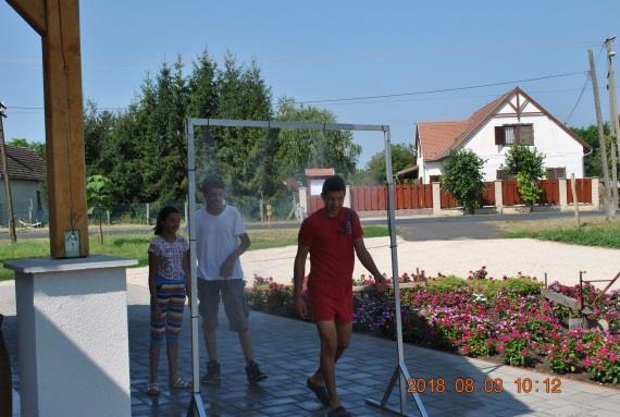 A gyerekek élvezettel álltak alatta, kellemes volt a vízpermet a nagy melegben!